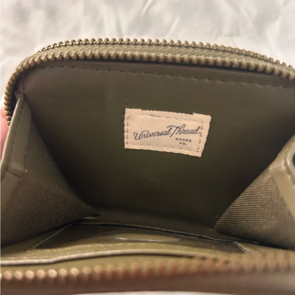 Universal Thread Olive Wallet - Picture 3 of 5
